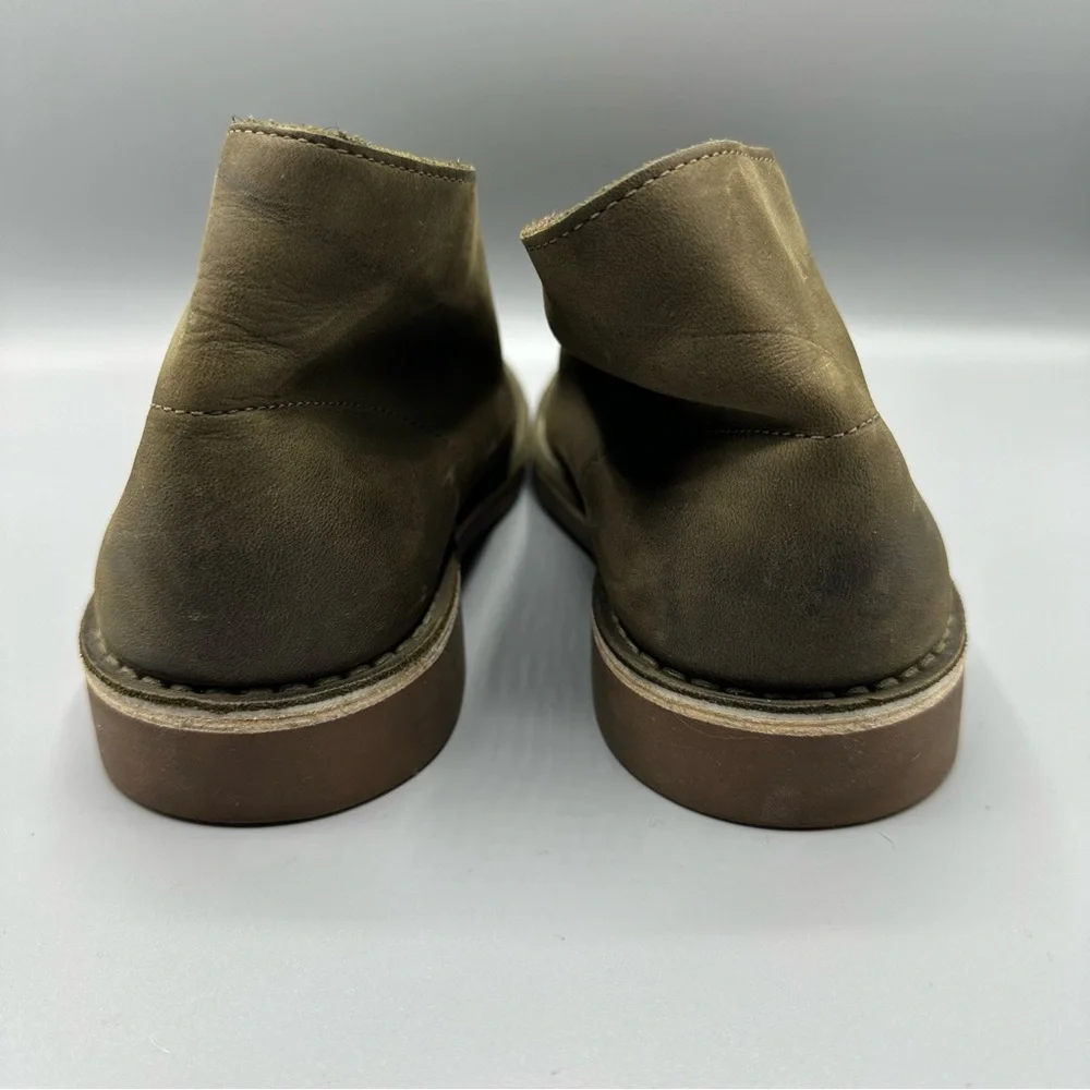 Clarks 15522 Greenish Gray Distressed Leather Chukka Boots Men's Size 8.5